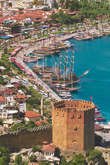 Hafen von Alanya mit Partybooten, Urlaub in Alanya, Türkei mit AurumTours